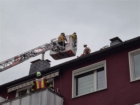 Feuerwehr Rettet Mann Vom Dach Eines Mehrfamilienhauses