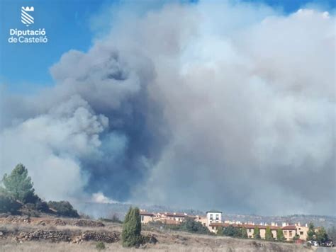 Un Incendio Forestal En Villanueva De Viver Obliga A Evacuar Puebla De