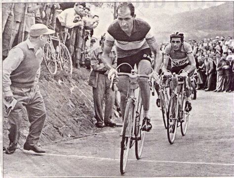 Ciclismo A Firenze Inaugurazione Della Statua Di Gino Bartali