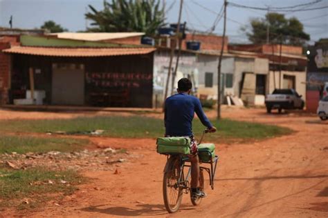 Taxa de pobreza no Brasil cai de 38 2 para 33 em 2022 patamar pré