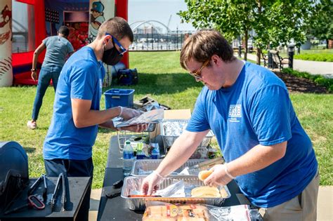 DVIDS - Images - USO Day at the Ballpark [Image 2 of 10]