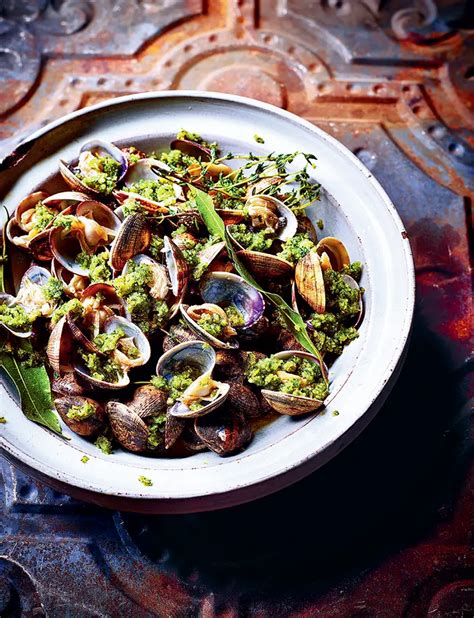 Palourdes à lail au beurre brun et à la picada de noisettes La