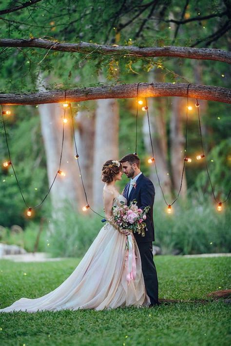 27 Beautiful Living Tree Wedding Backdrops And Arches - Weddingomania