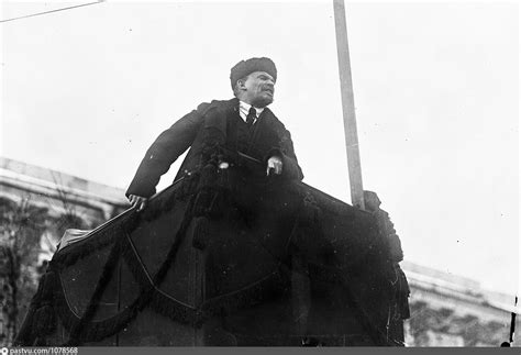 Ленин выступает с трибуны на Красной площади