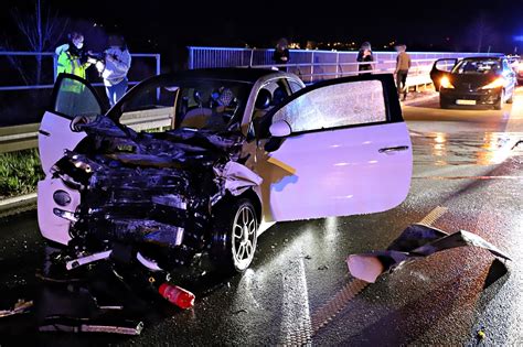 B465 A96 Leutkirch im Allgäu Kleinwagen beginnt nach Unfall zu