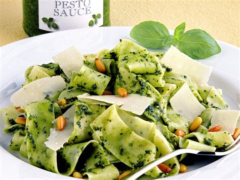 Nudeln Mit Pesto Parmesan Und Pinienkernen Rezept Eat Smarter