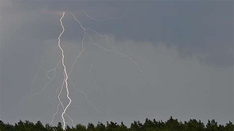 Unwetter Warnung Für Nrw Nach Der Hitze Drohen Starkregen Und Gewitter