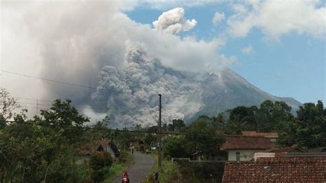 Desa Mulai Terdampak Hujan Abu Vulkanik Dari Erupsi Gunung Merapi