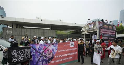 Conservative Muslims Protest Coldplay S Planned Concert In Indonesia