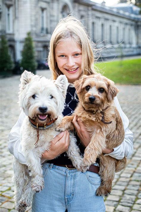 La Princesse Éléonore De Belgique Avec Ses Chiens Pour Son 14e Anniversaire