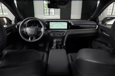 На український ринок виходить нова Toyota Camry 2025: комплектації та ...