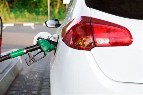 O Motorista Abastece O Carro Combust Vel No Posto De Gasolina