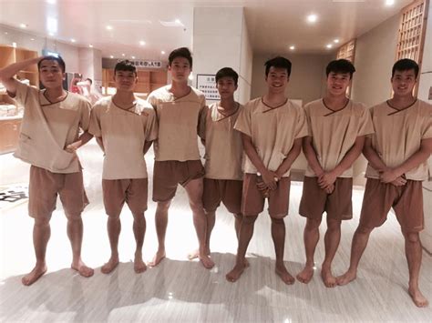 Dàn hot boy U Việt Nam đi mát xa trước trận quyết chiến Iraq