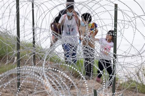 Border Patrol Agents Must Stop Cutting Razor Wire Installed By Texas