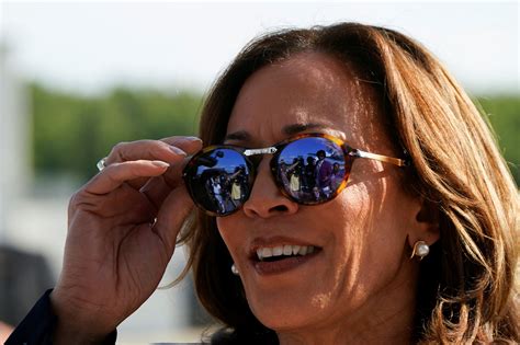 Gay cấn kết quả khảo sát bầu cử Mỹ Harris Trump