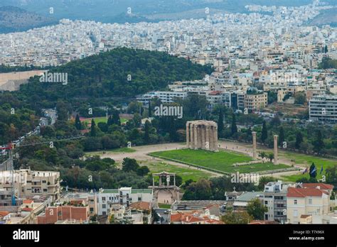 Vista del Arco de Adriano y Templo de Zeus Olímpico desde el Partenón