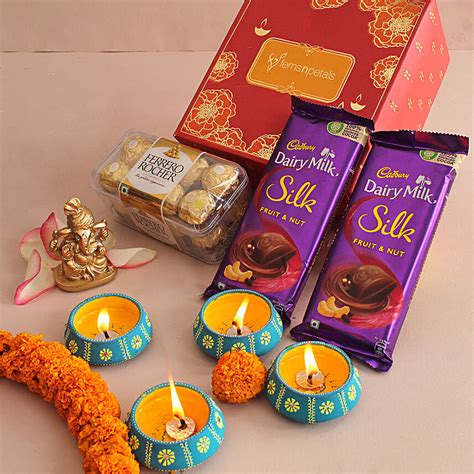 Buy Send Pagdi Ganesha Idol Diyas With Chocolates Online Fnp