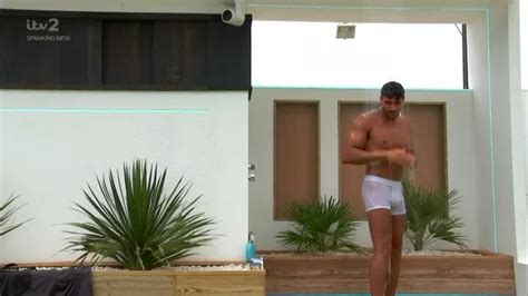 Love Island 2019 Tommy Fury Sends Fans Wild As He Showers In White