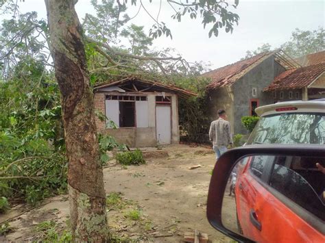 Puting Beliung Masih Berpotensi Terjang Lampung Ratusan Rumah Rusak