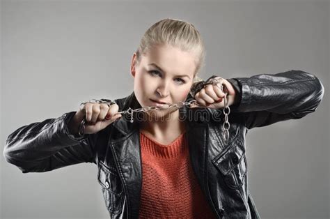 Mujer Joven De Mirada Extremadamente Agresiva Imagen De Archivo