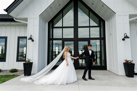 Woodhaven Modern Classic Indoor Wedding Venue In Minnesota