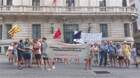 Medio Centenar De Personas Se Concentran En Palma Para Mostrar