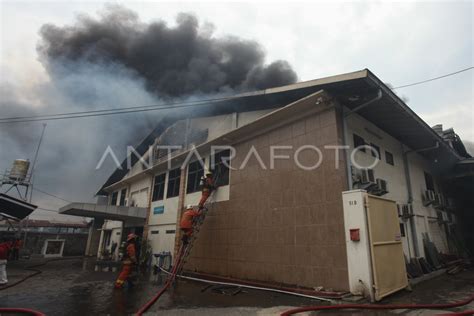 Kebakaran Gudang Lampu Di Surabaya Antara Foto