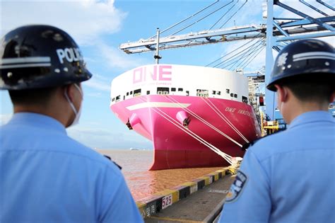 海上“巨无霸”靠泊大榭港区集装箱码头