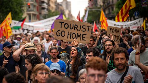 Barcelona Confronts Mass Tourism - The New York Times