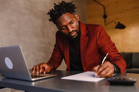 Um Homem Negro Focado De Terno Est Trabalhando Em Um Laptop Trabalho