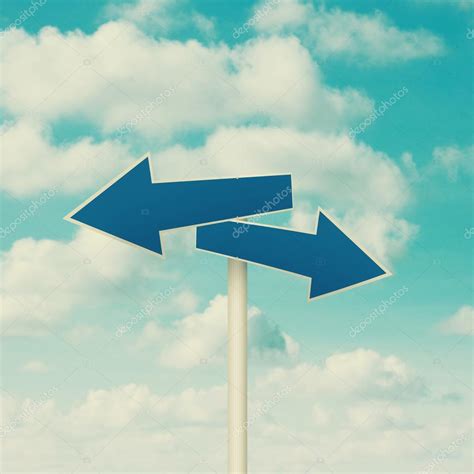 Blank Street Signs Pointing In Opposite Directions — Stock Photo