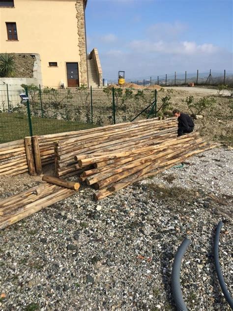 Roberto Sta Realizzando Una Fioriera Con Pali In Legno Di Castagno