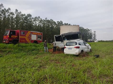 Caminhão invade pista contrária bate de frente carro e deixa