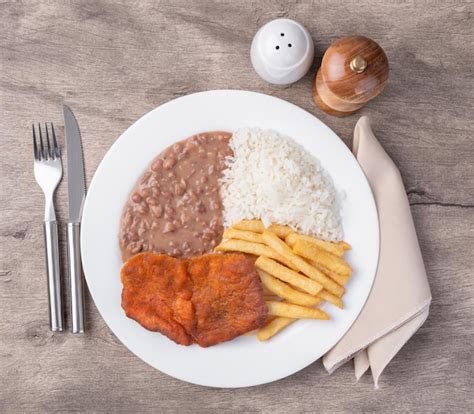 Carne De Vaca Milanesa Feij O De Arroz E Batatas Fritas Prato T Pico