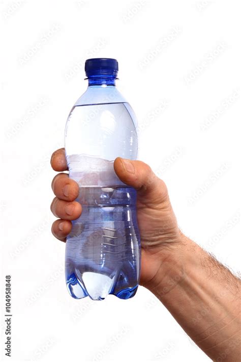 Mano Sujetando Una Botella De Agua Mineral En Fondo Blanco Stock Photo