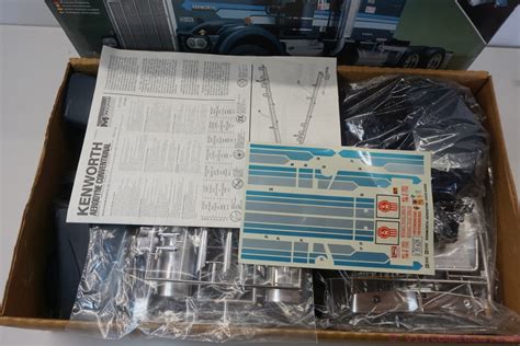 Monogram Kenworth W Aerodyne Conventional Model Kit