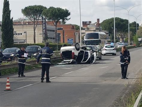 Roma Gravissimo Incidente Su Via Salaria Auto Si Ribalta E Intanto I