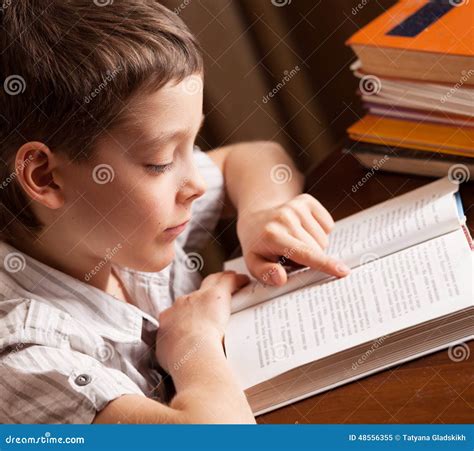 Livro De Leitura Do Menino Imagem De Stock Imagem De Alegria 48556355