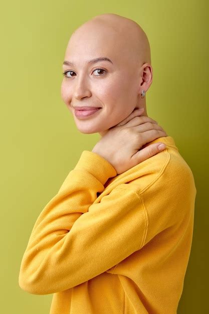 Posando Retrato De Una Joven Mujer Sin Pelo Sonriente Aislada En Un