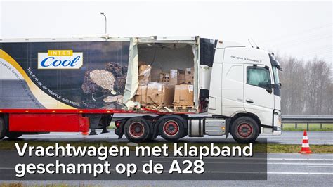 Vrachtwagen Met Klapband Geschampt Door Andere Vrachtwagen A28