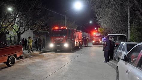 Impresionante incendio en un galpón del barrio Mariano Moreno LU5