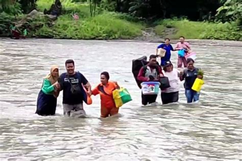 Tim Medis Di Tambrauw Bertaruh Nyawa Seberangi Sungai Demi Berikan