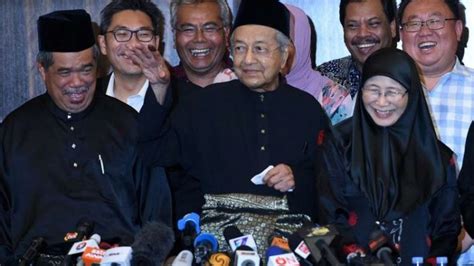 100 Hari Pertama Jabat Perdana Menteri Malaysia Mahathir Klaim Penuhi