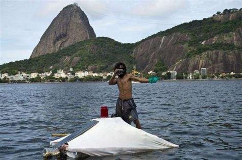 Rio Un SDF S Installe Sur Son Radeau De Fortune Avec Une Des Plus