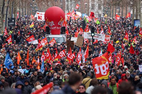 法国工会昨日发动第三轮大罢工抗议延迟退休，超75万人参与财经头条