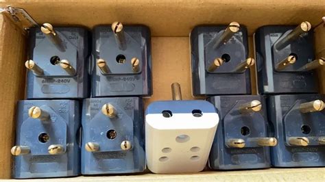 Greyand White 6 Amp 3 Pin Electrical Multi Plug For Electric Fittings