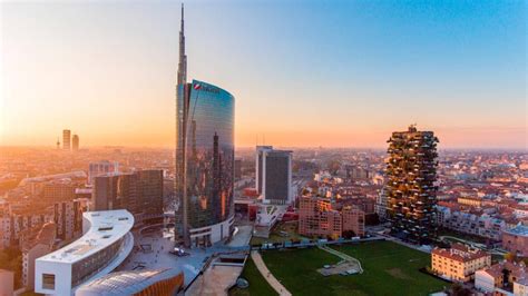 Lo Skyline Futuristico Della Nuova Milano