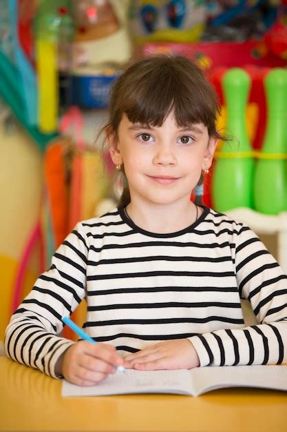 Ni A Preescolar Retrato De Un Ni O De Seis A Os Estudiante De Escuela