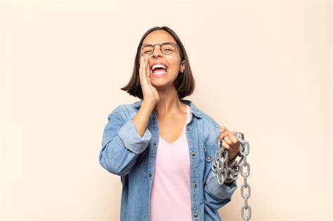 Mujer Latina Joven Que Se Siente Feliz Emocionada Y Positiva Dando Un Gran Grito Con Las Manos