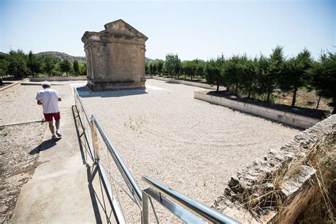 Foto Foto De Fabara Fotos Del Mausoleo Romano De Fabara